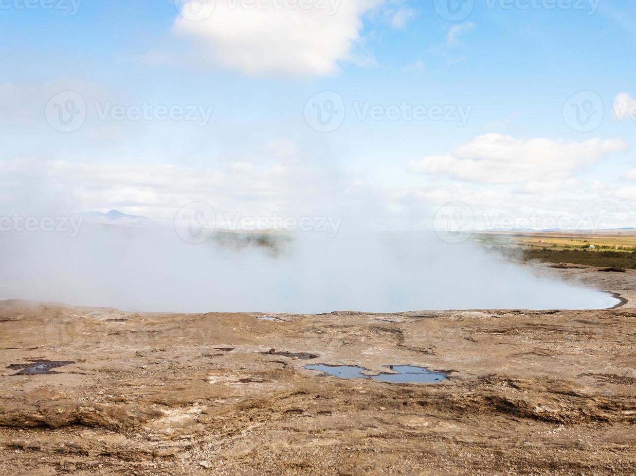 cratera do geisyr na área de haukadalur no outono foto