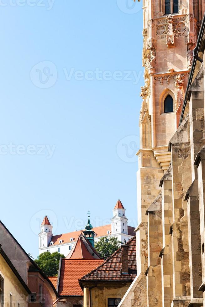 vista do castelo de bratislava da rua farska foto