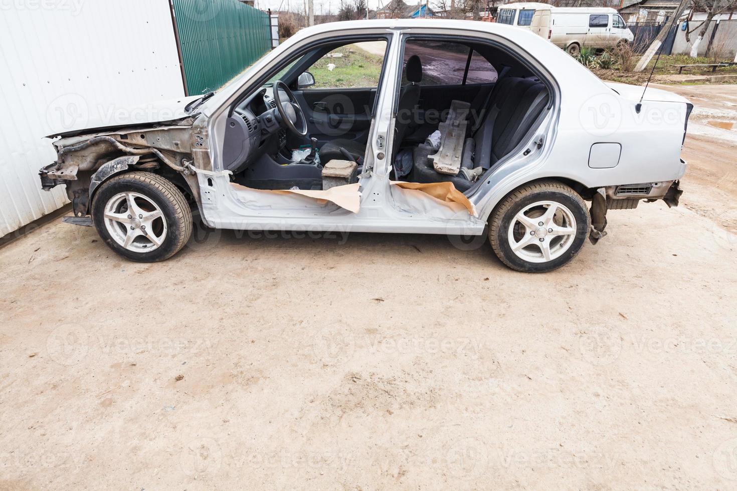 reparando o carro de pintura perto da porta da garagem foto