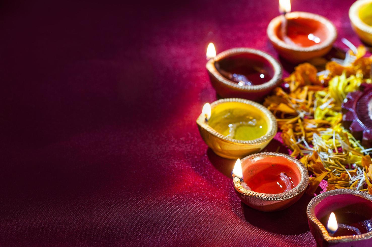 lâmpadas de argila diya acesas durante a celebração do diwali foto