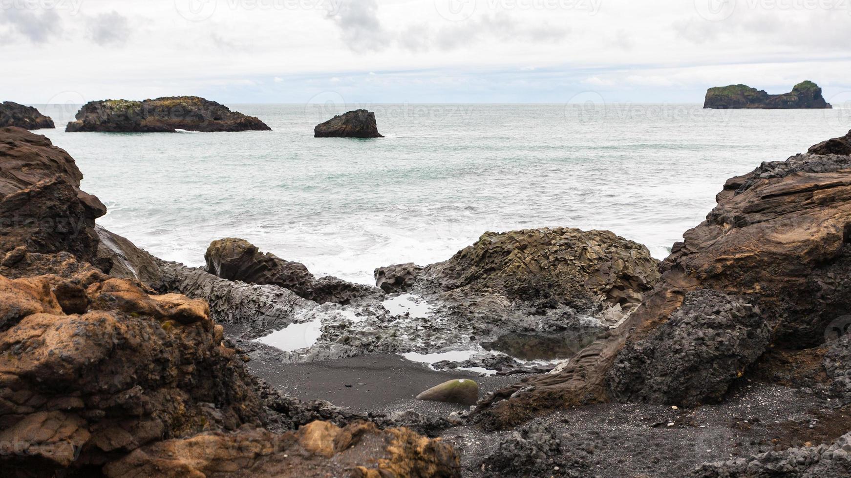 costa vulcânica do oceano atlântico na islândia foto