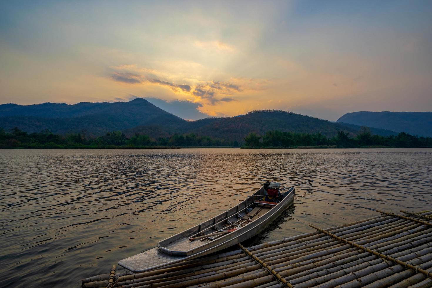 um único barco atracado em terra foto