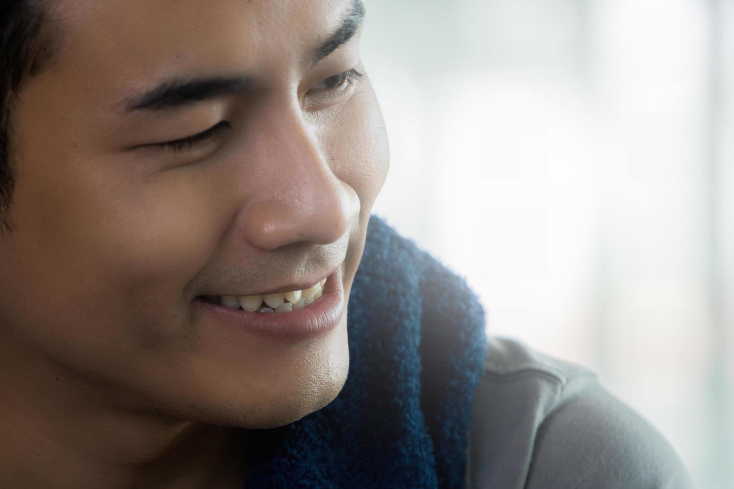 homem asiático sorrindo na academia foto