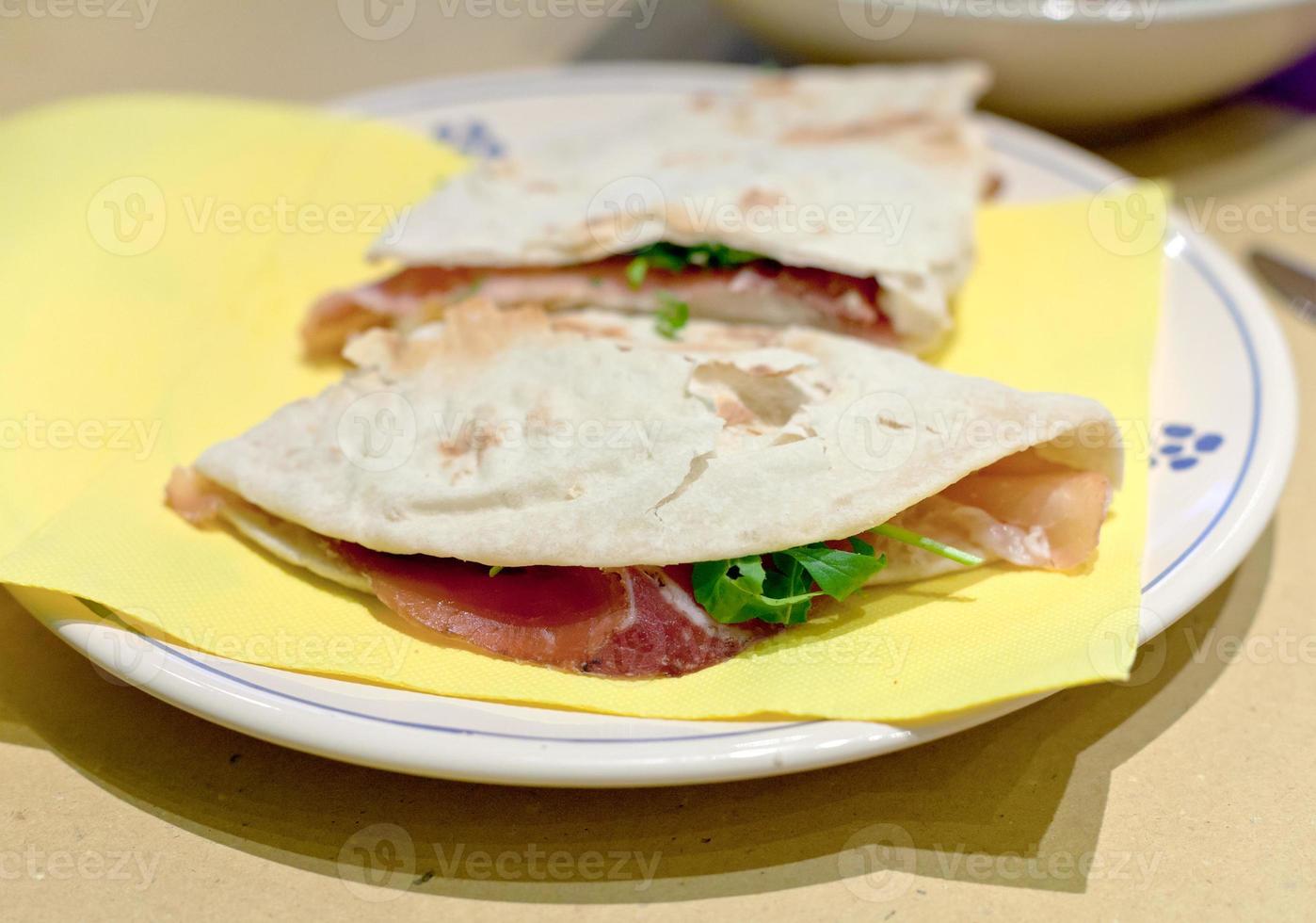 sanduíche italiano - piadina romagnola com presunto crudo foto