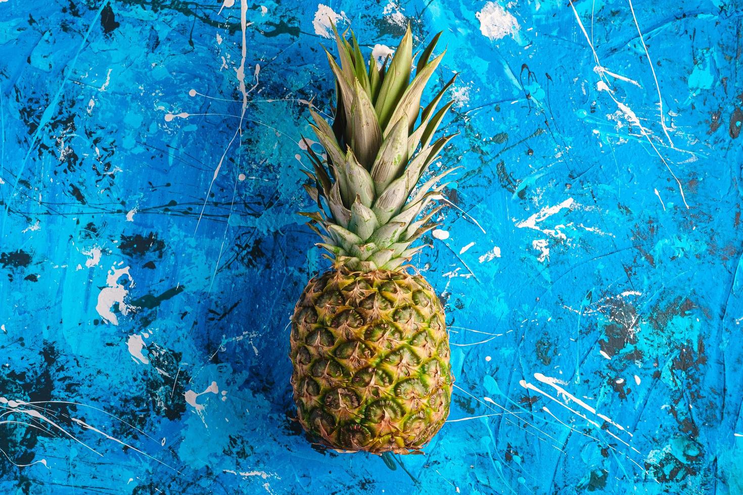 abacaxi doce fresco no plano de fundo texturizado azul foto