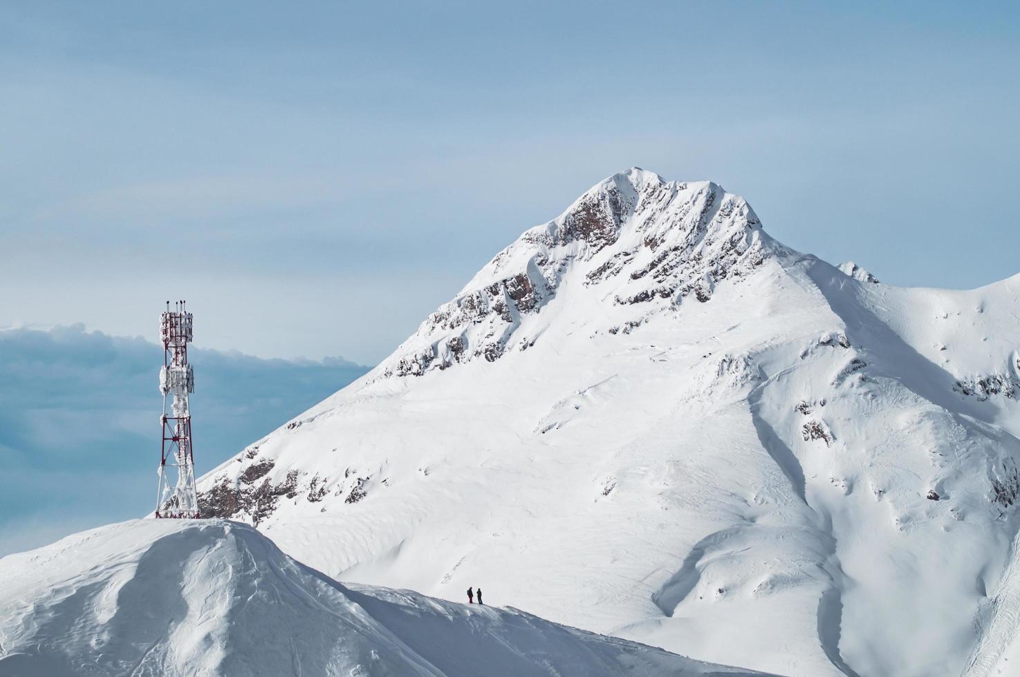 montanhas de neve em krasnaya polyana, rússia foto