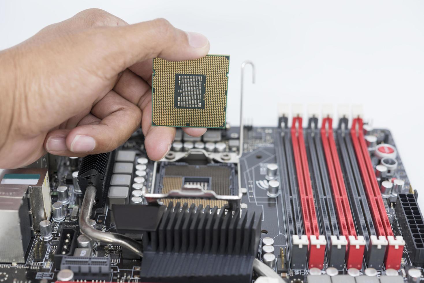 mão segurando a cpu em fundo branco foto