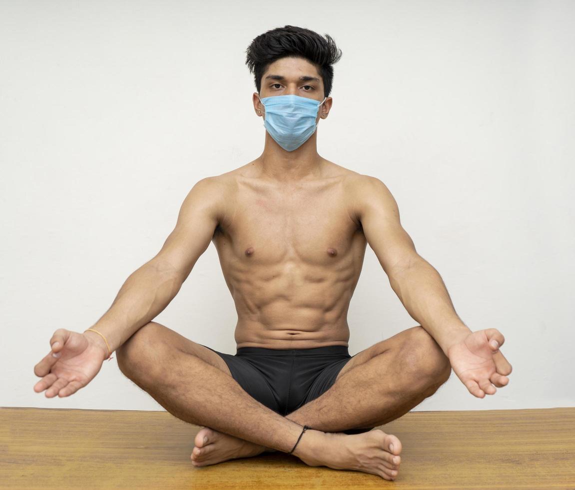 jovem rapaz bonito fazendo yoga foto