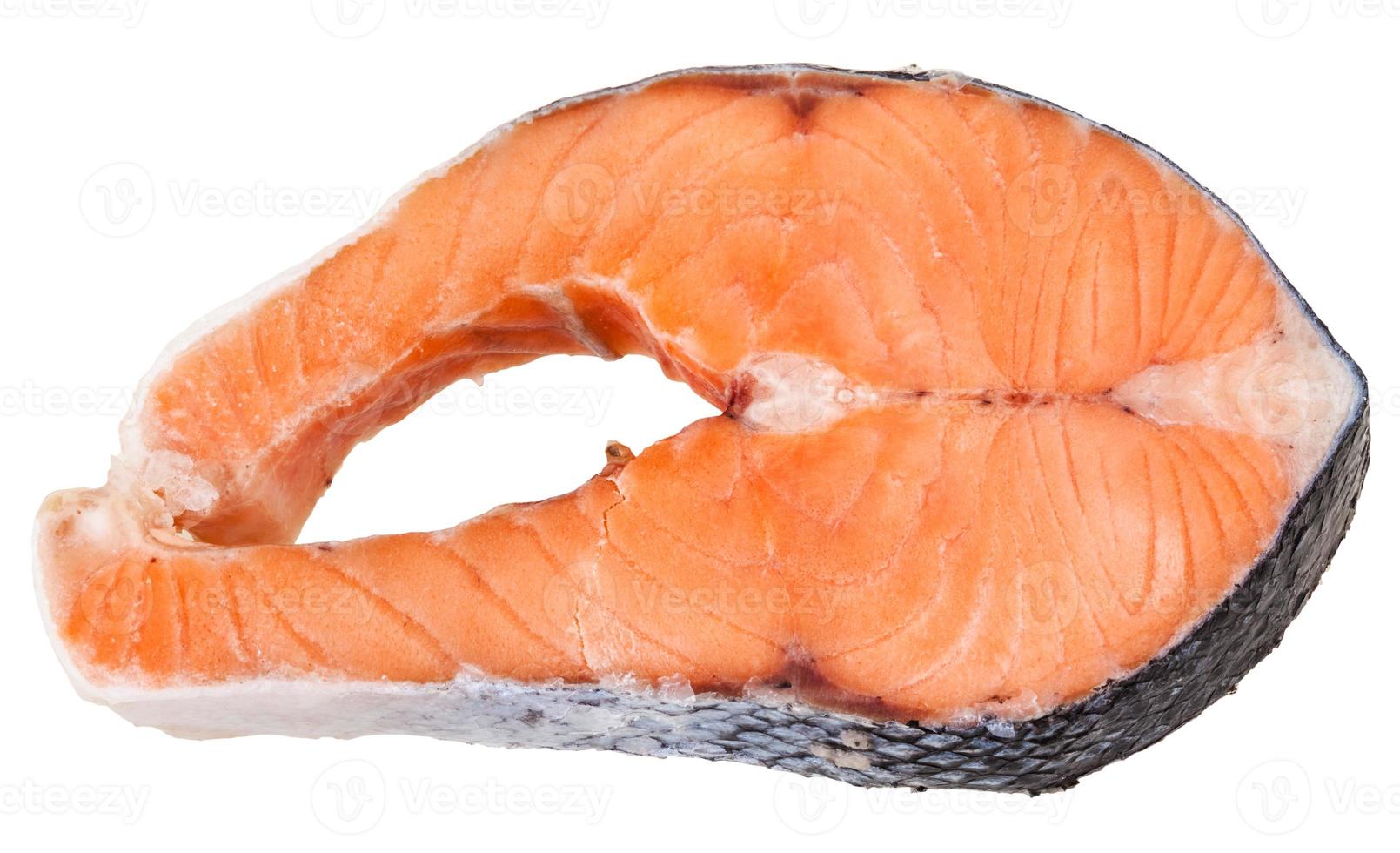 bife congelado cru de salmão atlântico isolado foto