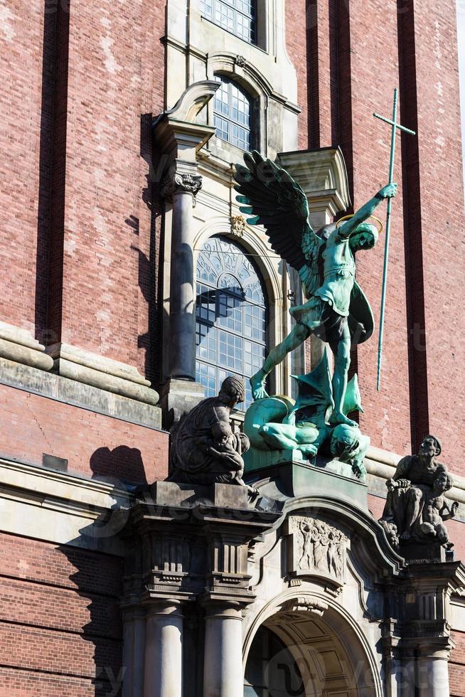 escultura de são miguel da igreja de são miguel foto