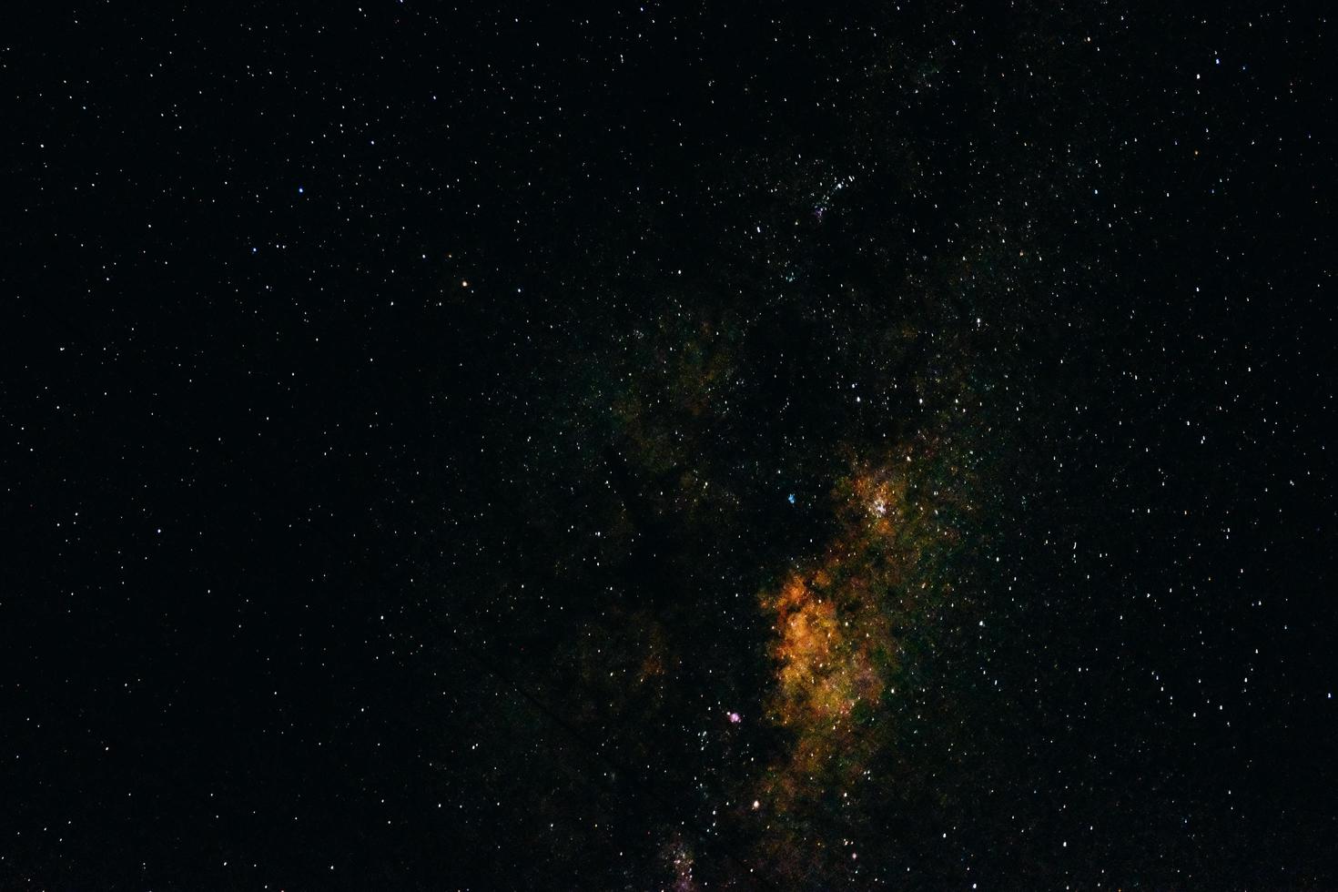 céu noturno com estrelas e galáxia foto