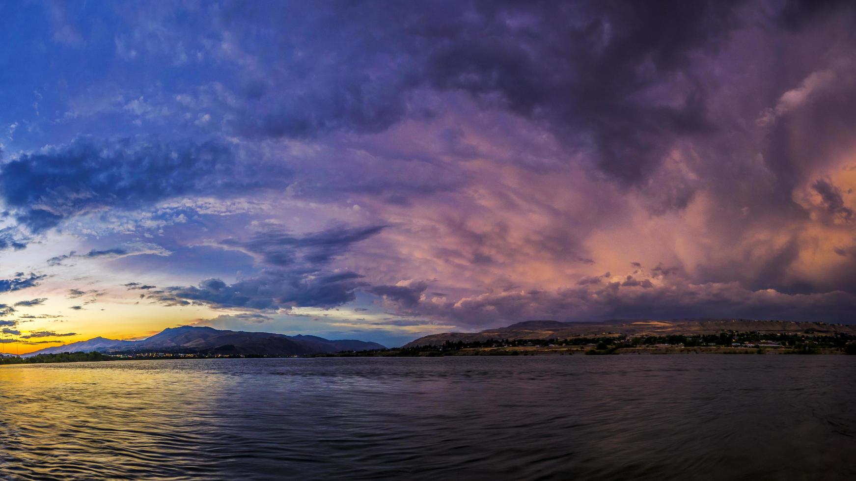 nuvens sobre montanhas e água foto