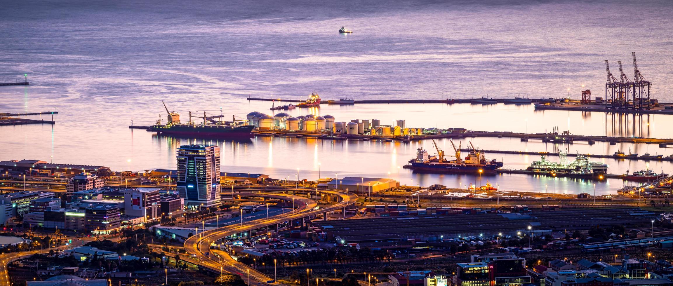 vista aérea da cidade junto à baía foto