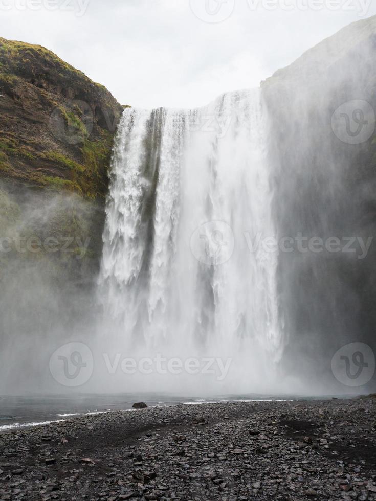 vista da cachoeira skogafoss na islândia foto