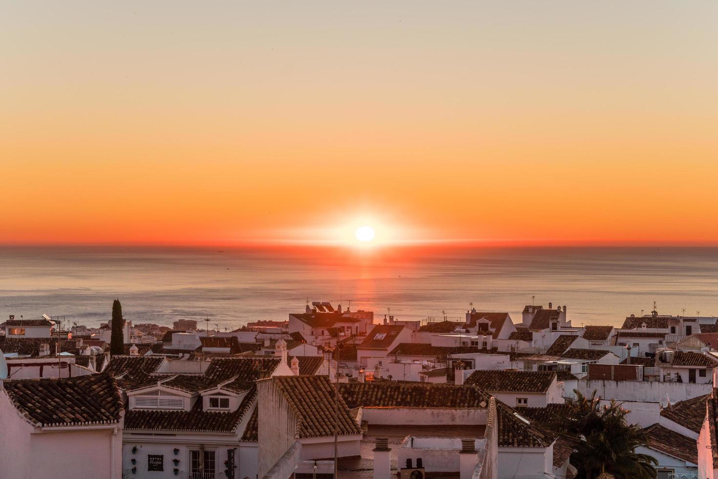 pôr do sol na cidade costeira foto