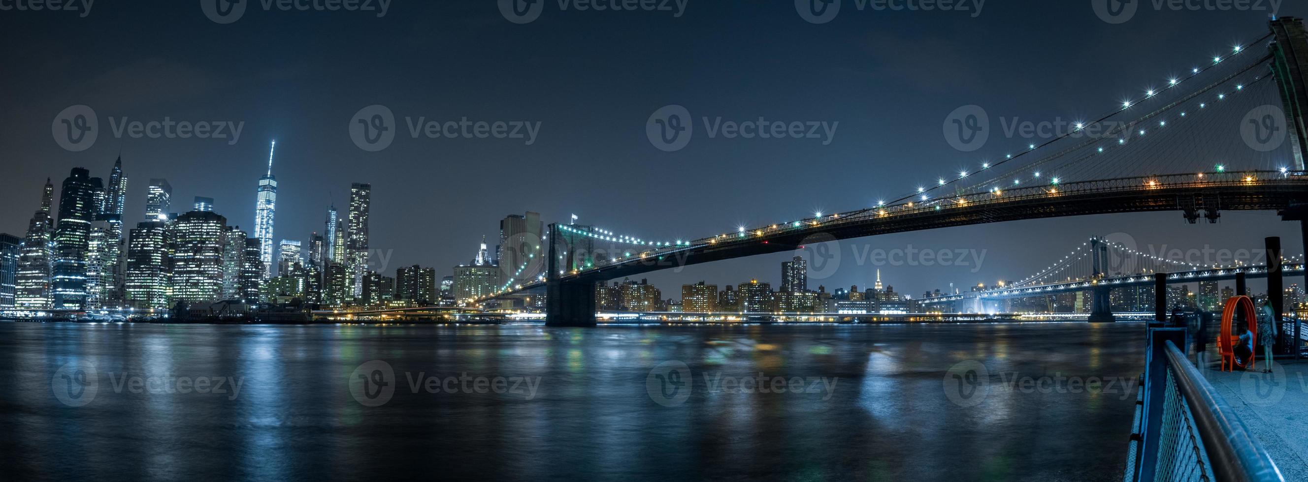 vista noturna da paisagem urbana de nova york do brooklyn foto