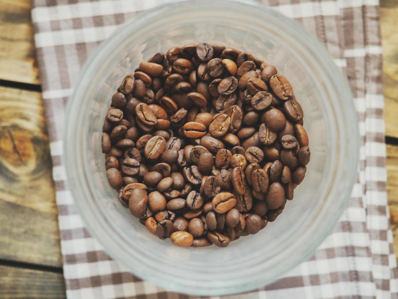 grãos de café em copo de plástico foto