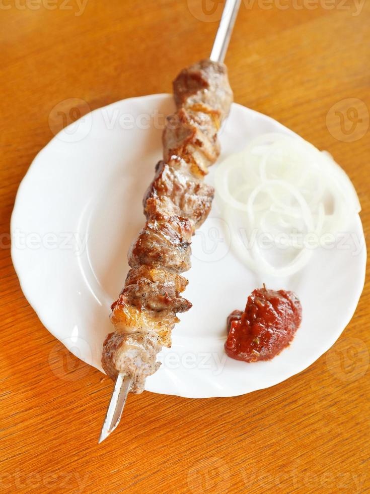 espeto de shish kebab de cordeiro na chapa branca foto