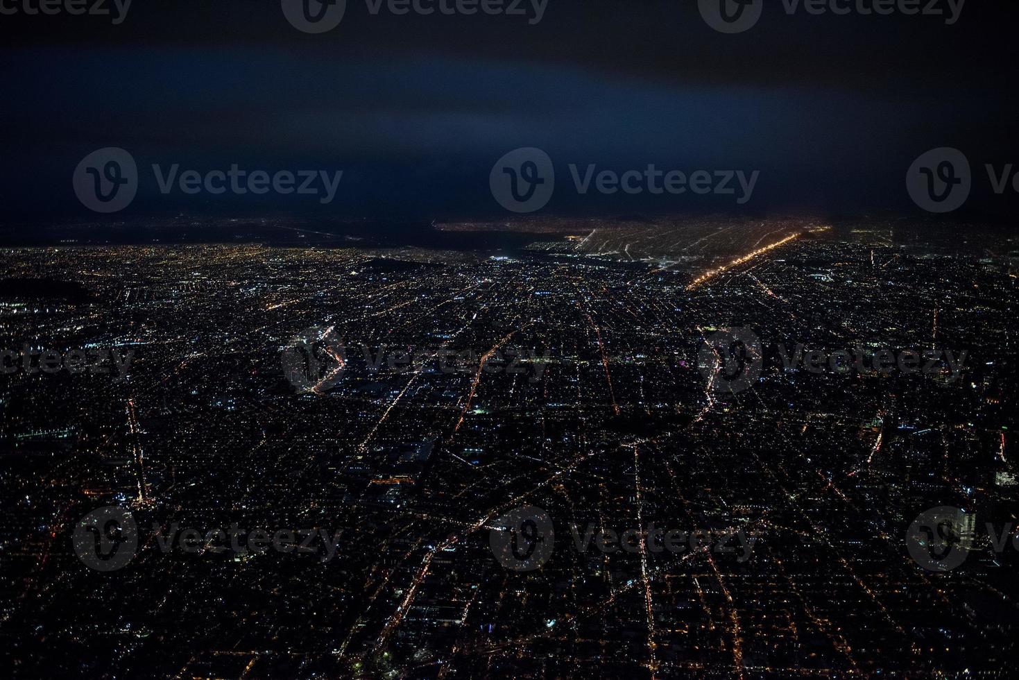 vista aérea noturna da cidade do méxico panorama de tráfego pesado foto