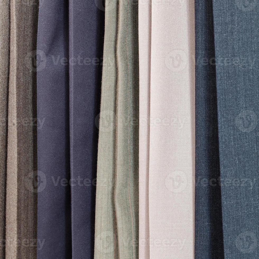 linha de várias calças de lã no atelier de alfaiataria foto