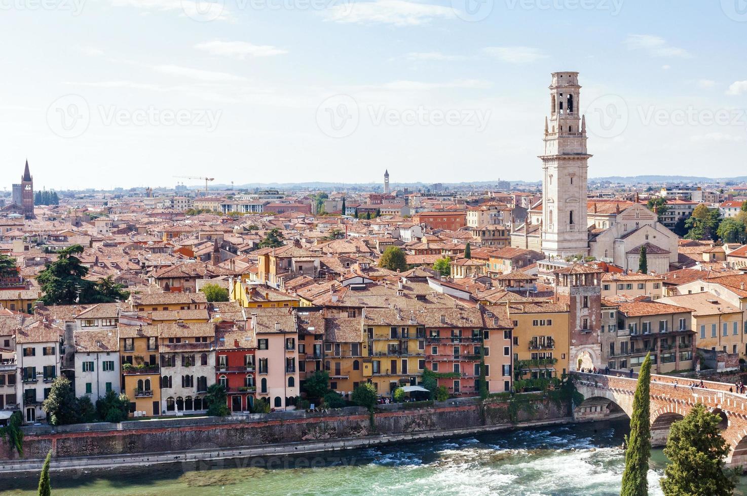 panorama com a cidade de verona de castel san pietro foto