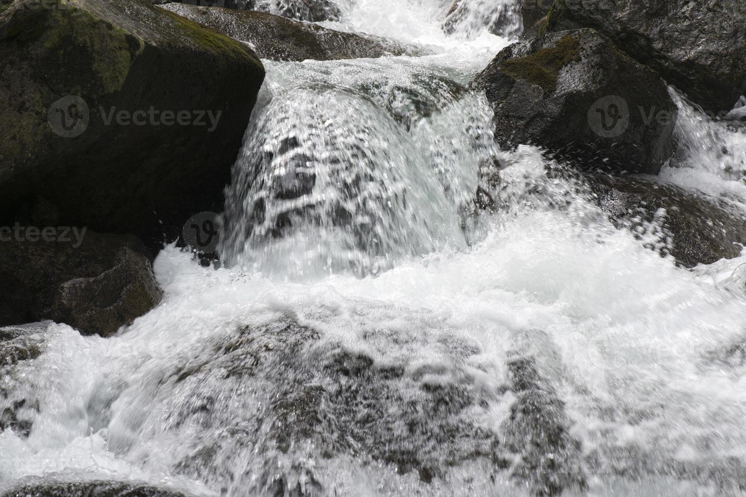 detalhe do panorama da cachoeira pequena com grande luz foto