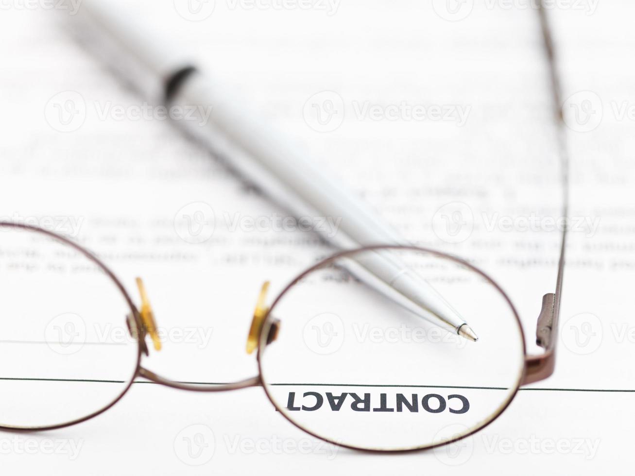 contrato e caneta de prata através de óculos foto