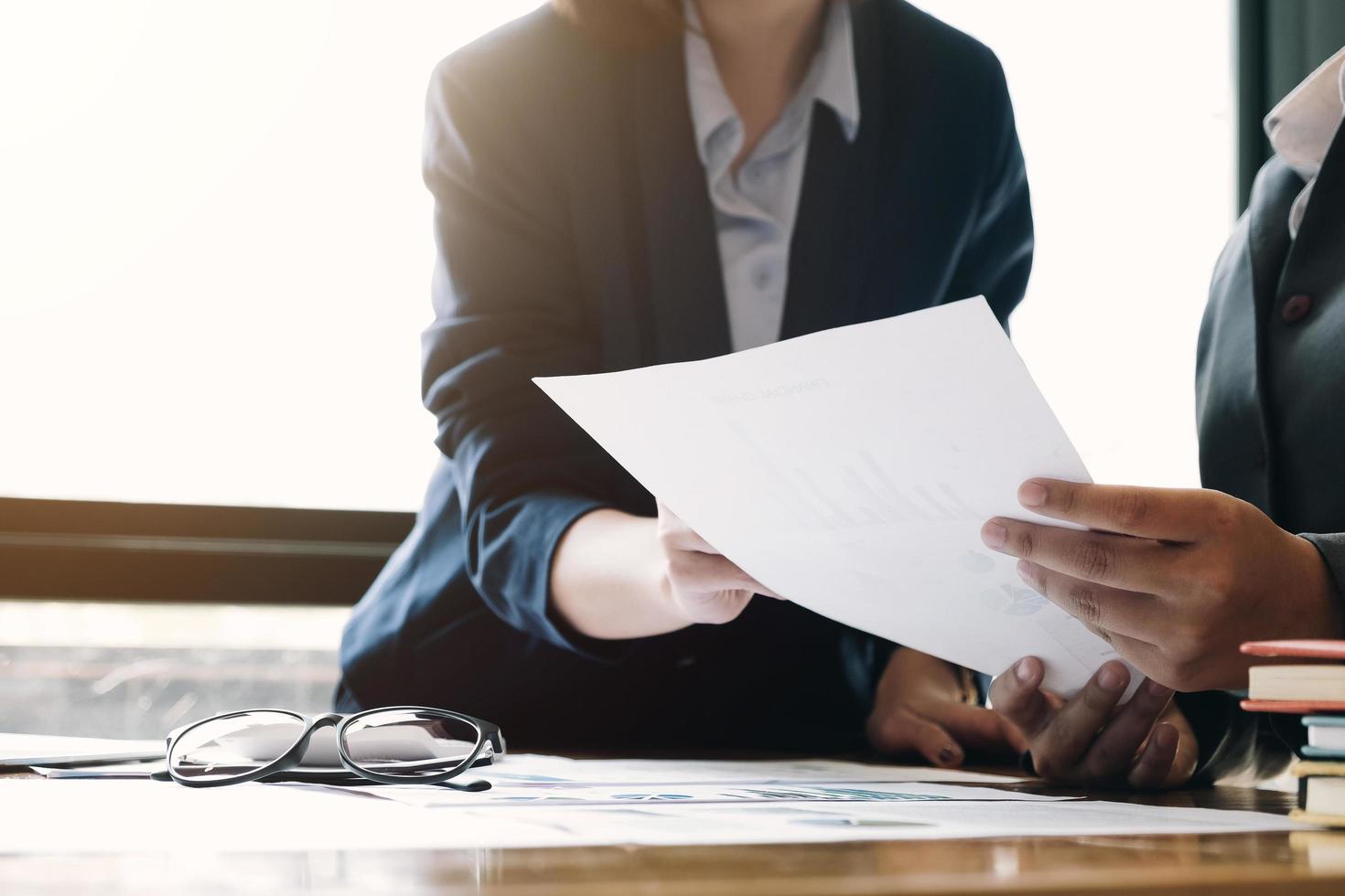 equipe de negócios, analisando o relatório foto