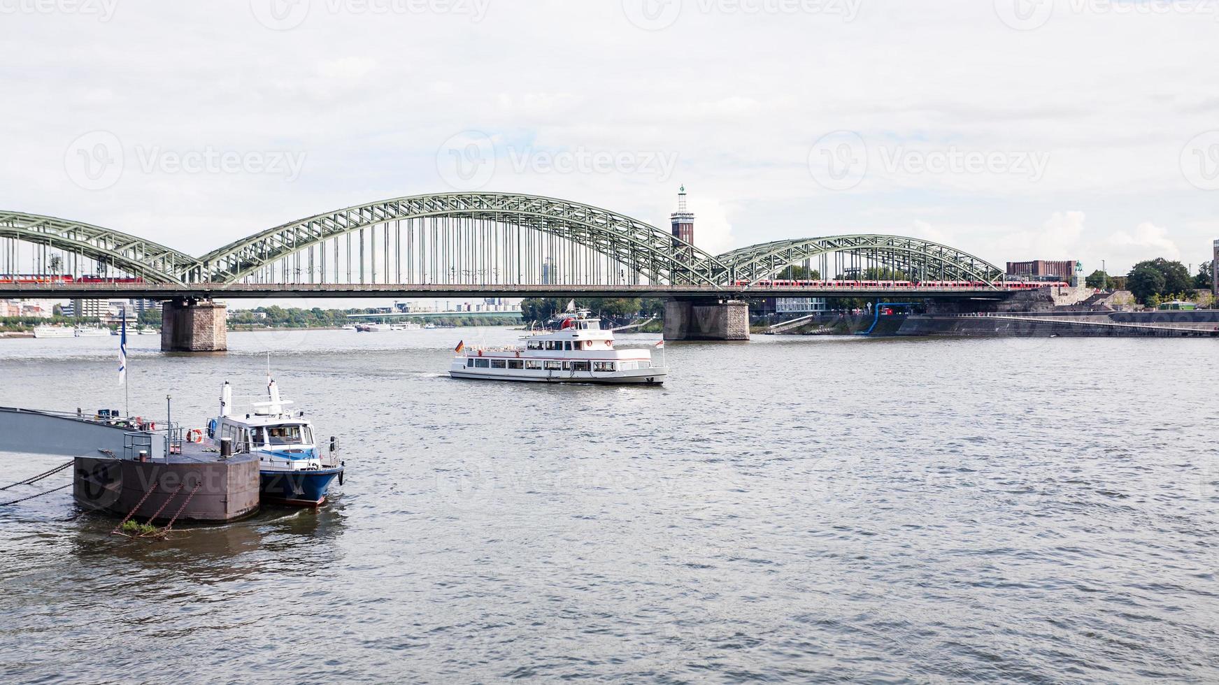 ponte hohenzollern sobre o rio reno em colônia foto