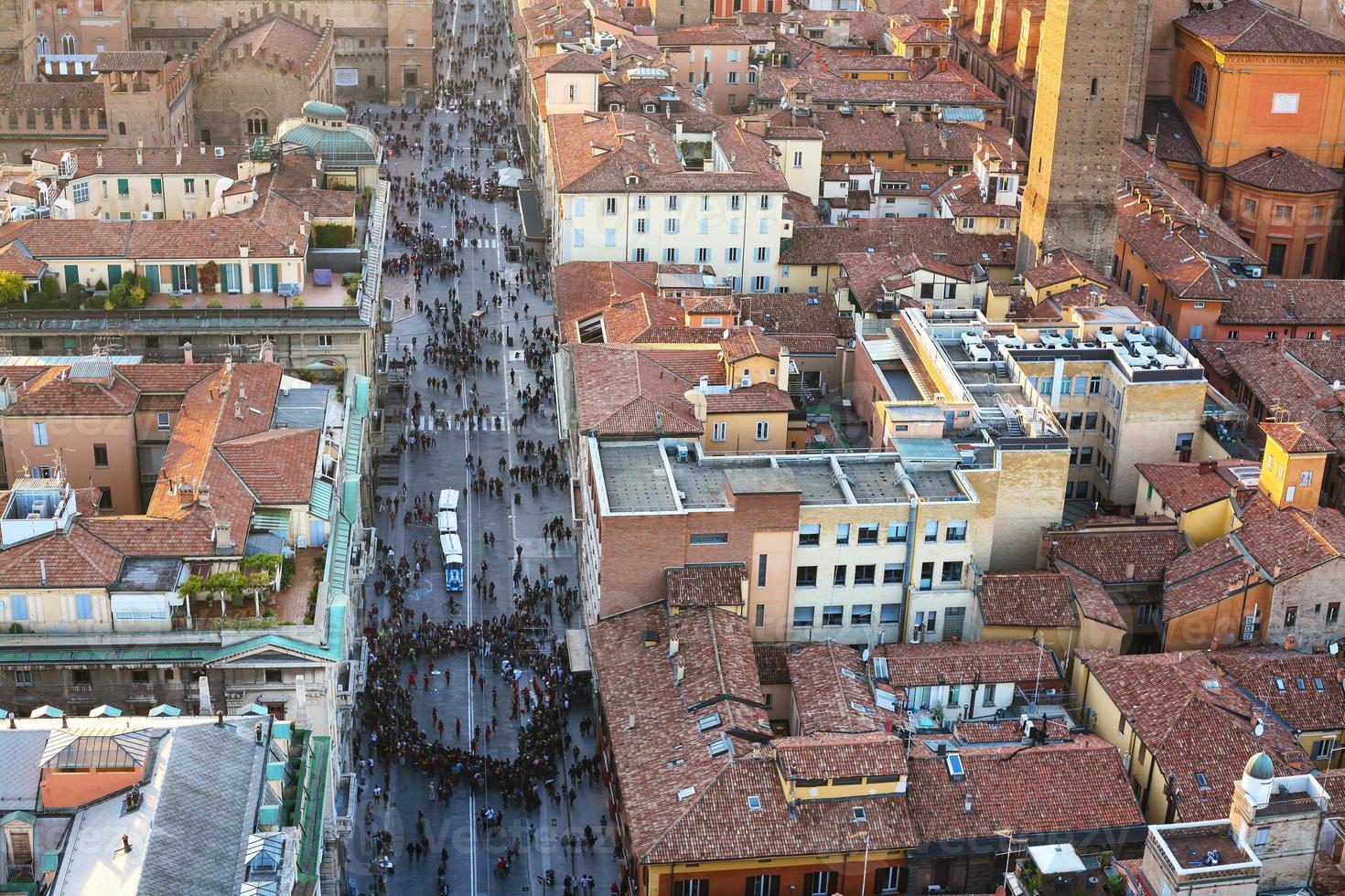 acima vista da rua e casas na cidade de Bolonha foto