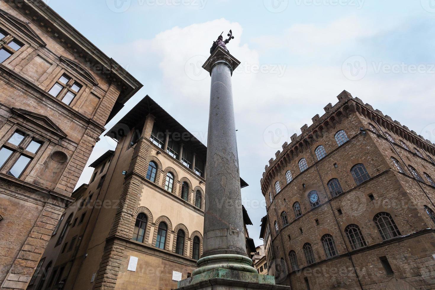 antiga coluna romana da justiça em florença foto