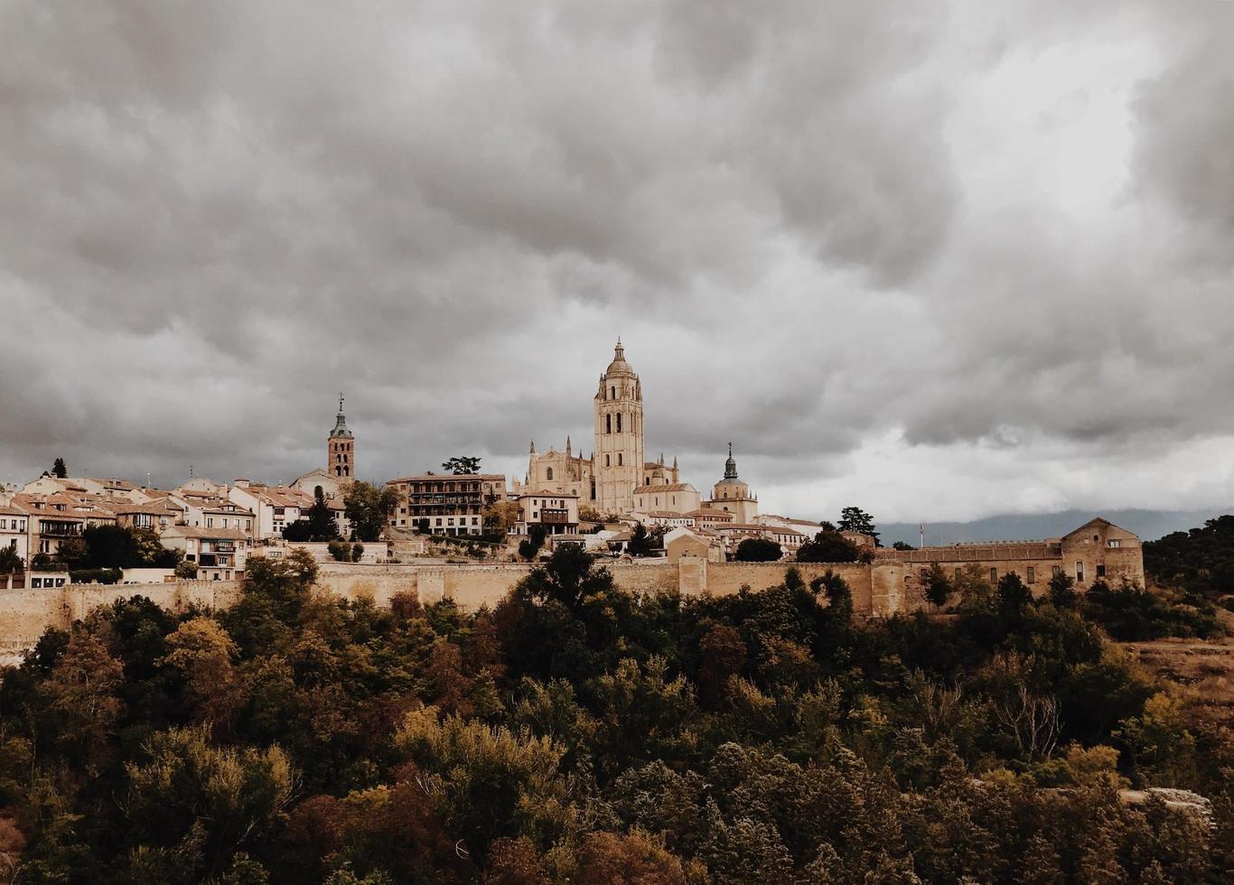 Catedral de Segóvia sob céu nublado foto