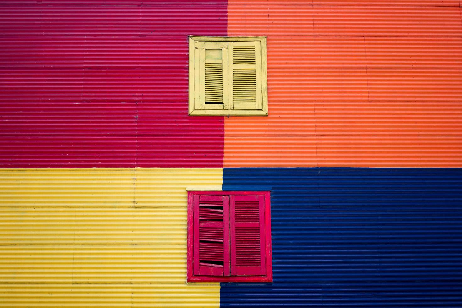 janelas coloridas no edifício colorido foto