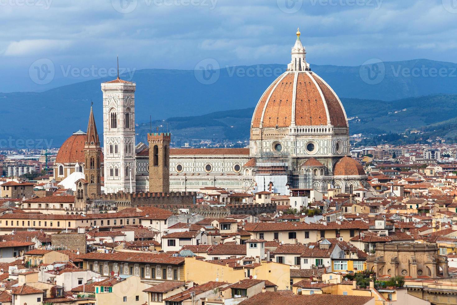 vista do duomo na cidade de florença foto