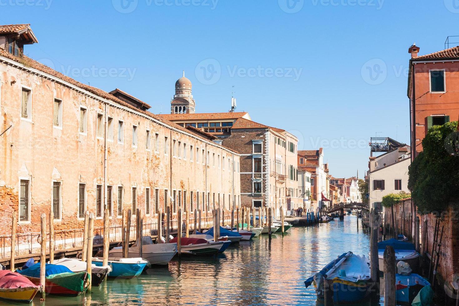 canal e edifícios em cannaregio em veneza foto