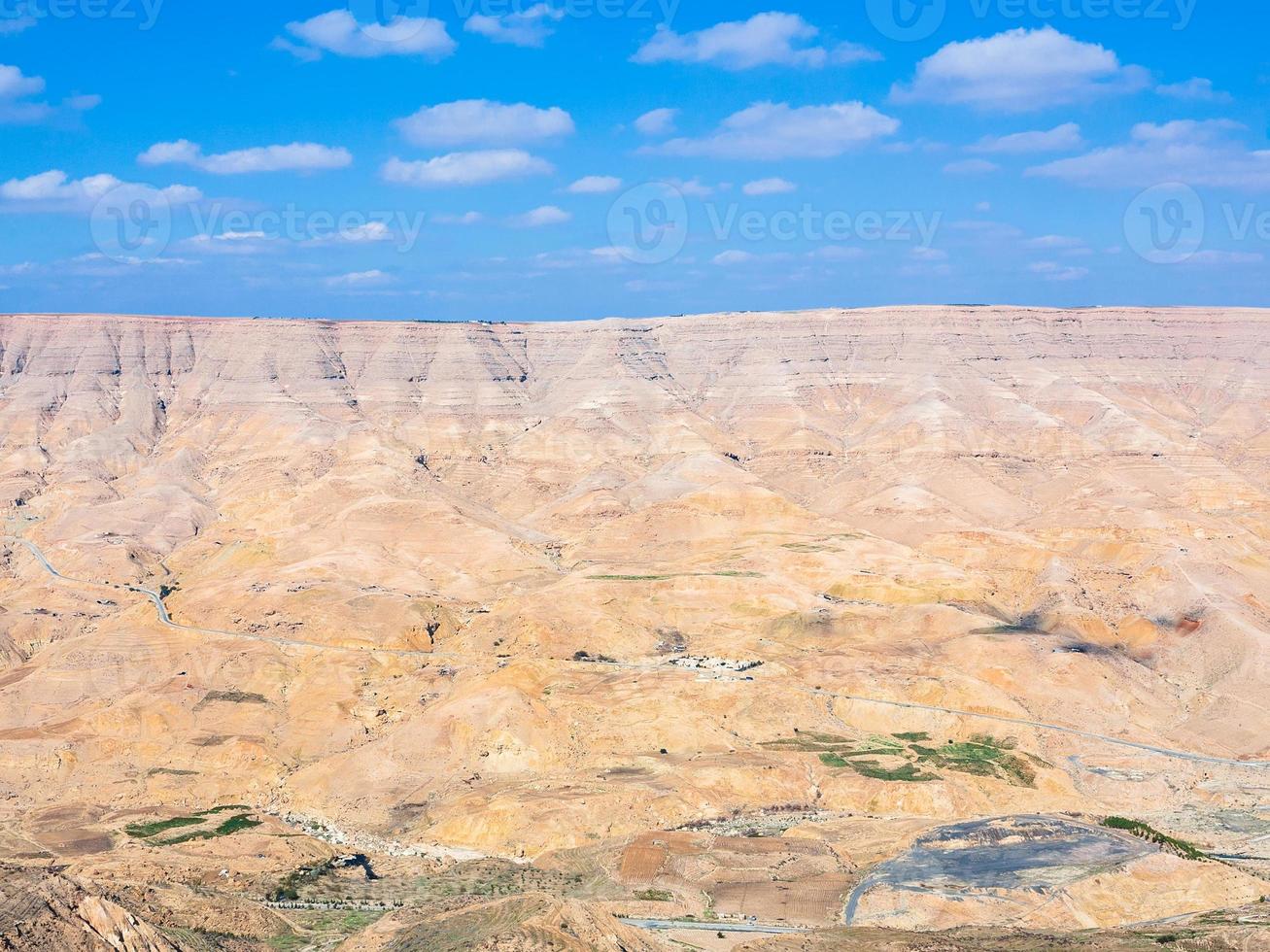 vista da estrada do rei no vale do rio wadi mujib foto