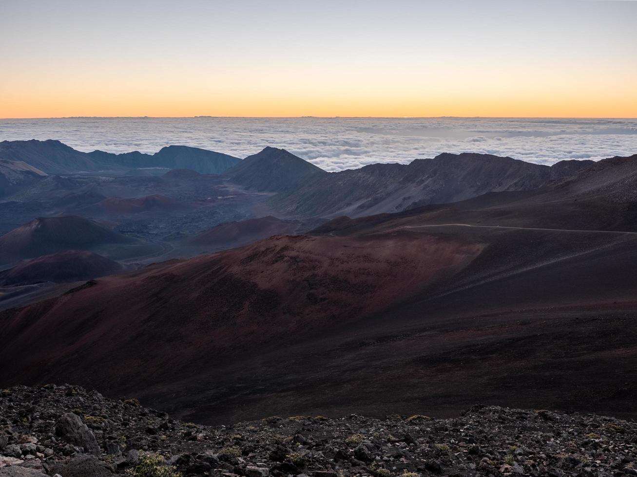 desfiladeiro rochoso durante o pôr do sol foto