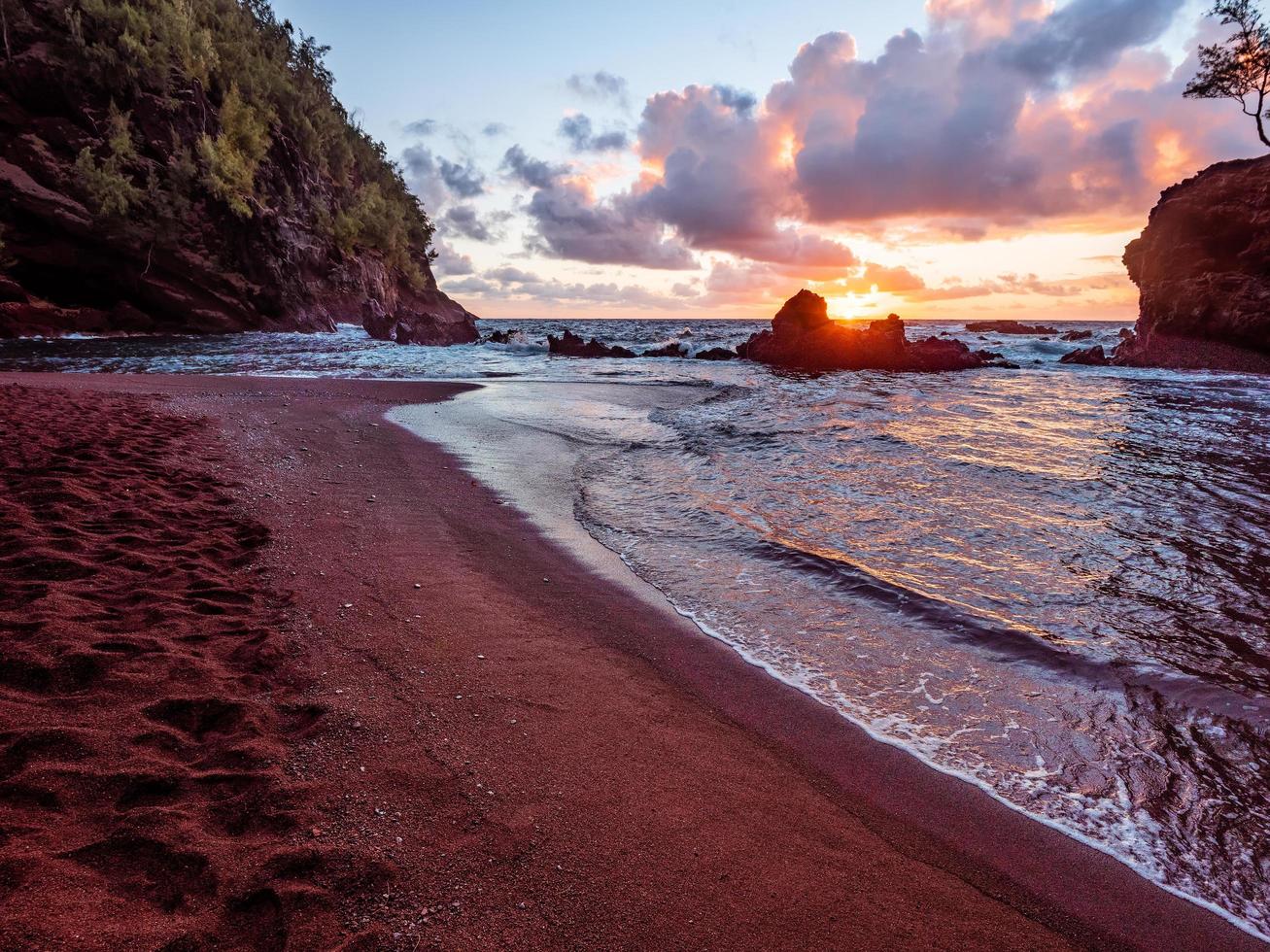 praia de kaihalulu durante o pôr do sol foto