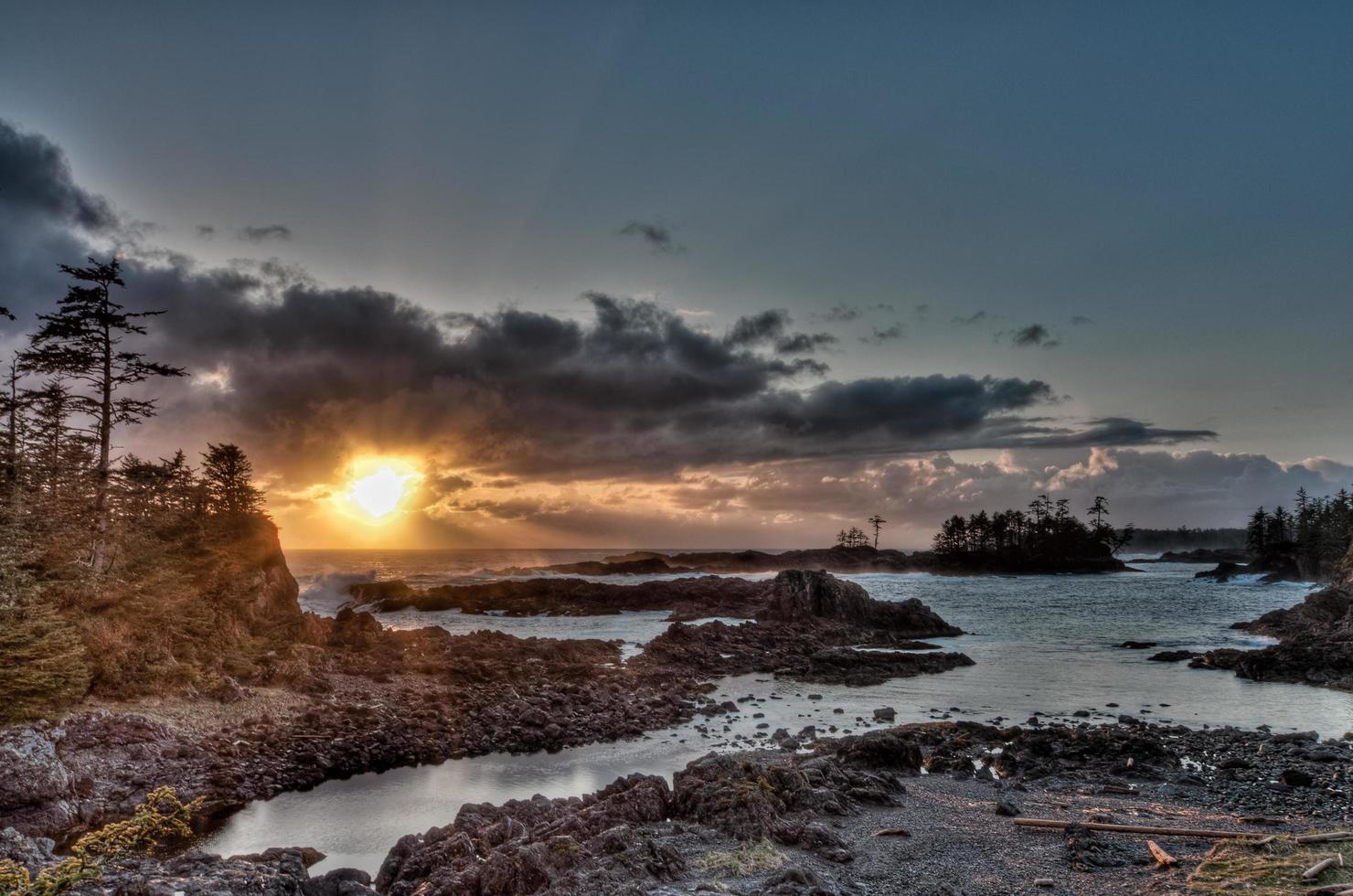 vista para o mar na hora de ouro foto