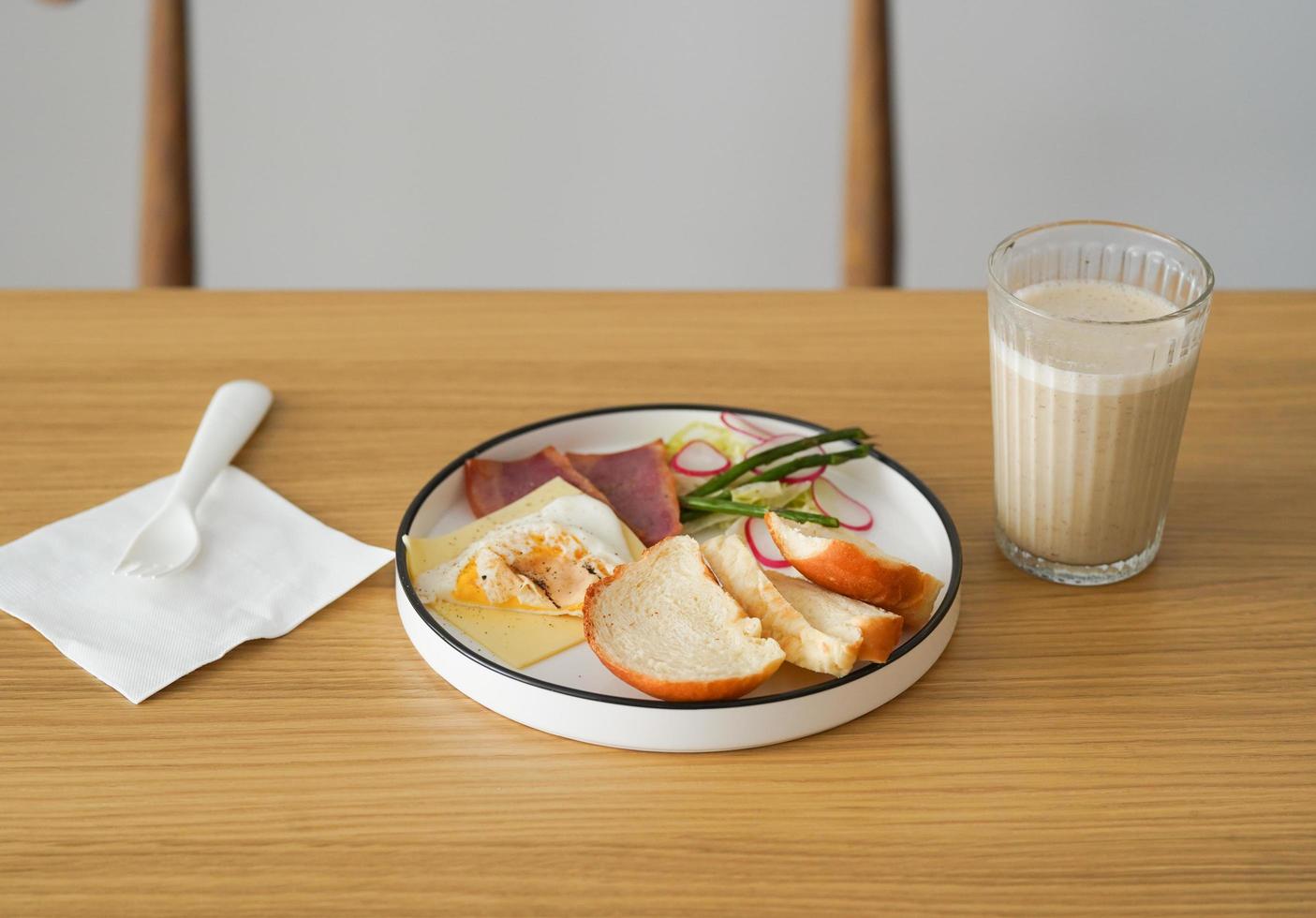 refeição com leite na mesa de madeira foto
