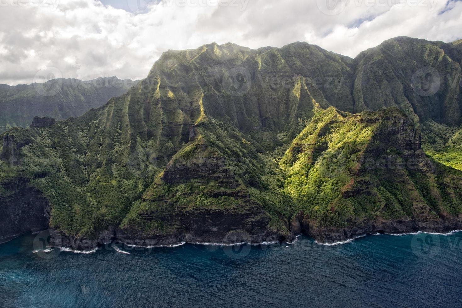 vista aérea da costa de kauai napali foto