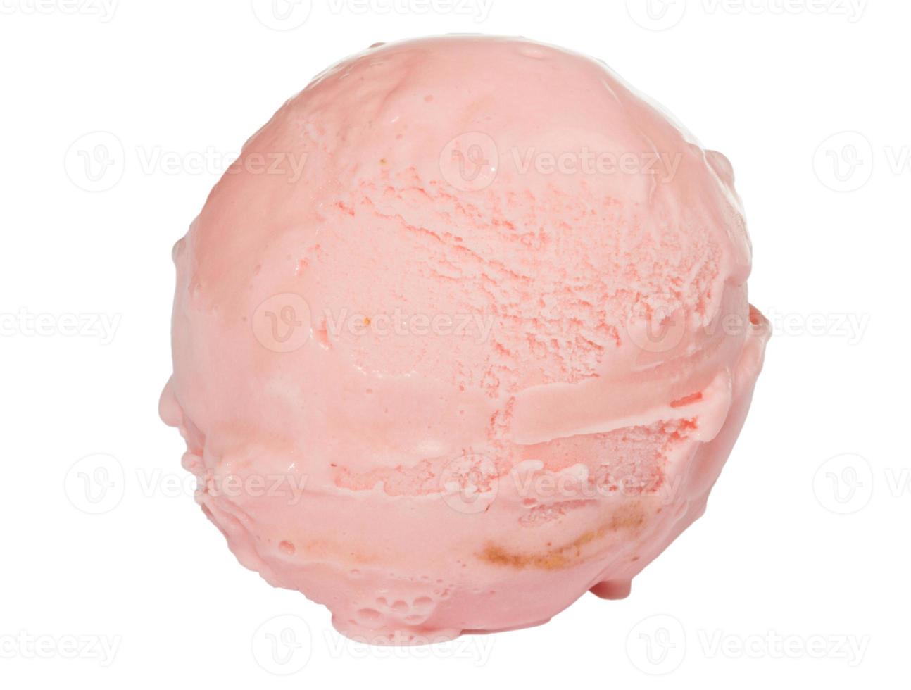 colher de sorvete de morango de cima no fundo branco foto