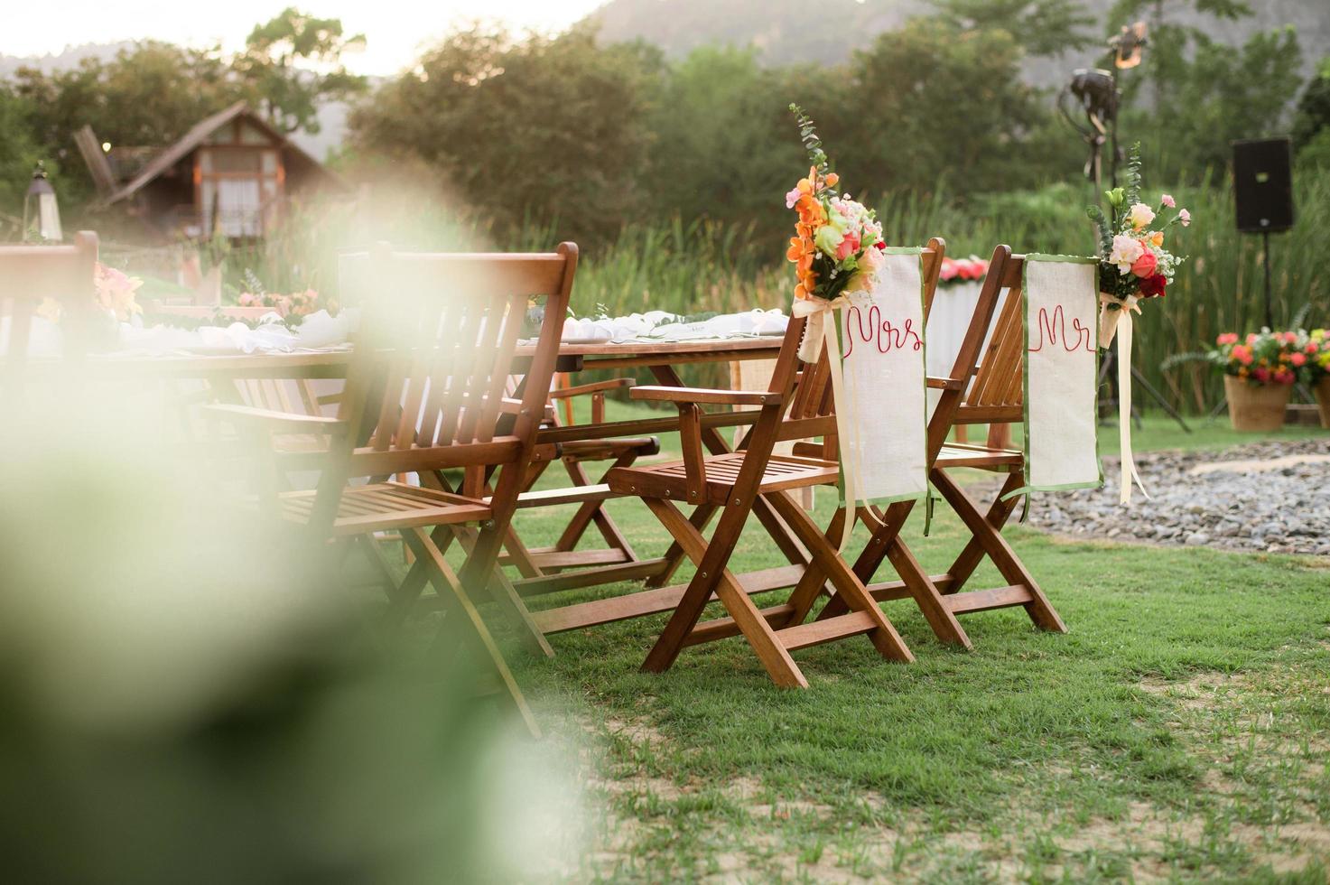 vista de uma recepção de casamento ao ar livre com flores no jardim foto