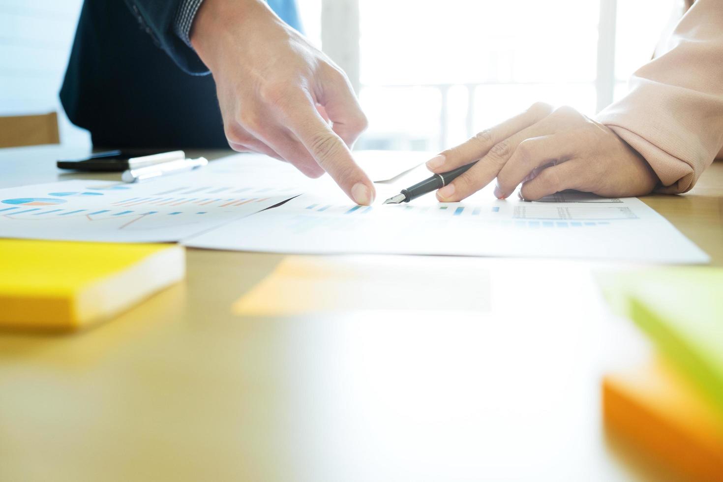 dois parceiros de negócios discutem finanças no trabalho. foto