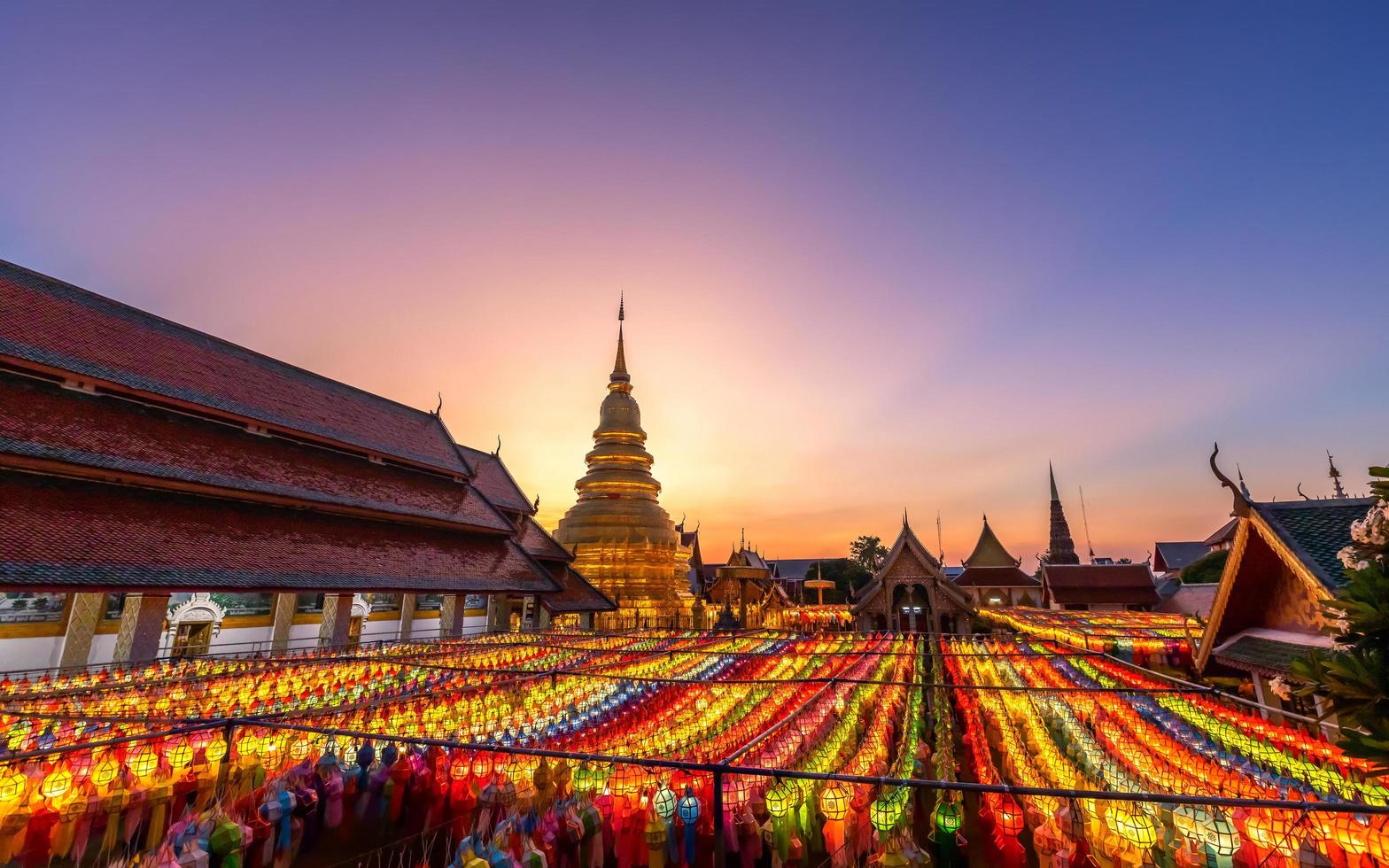 pôr do sol sobre o festival de yi peng na Tailândia foto