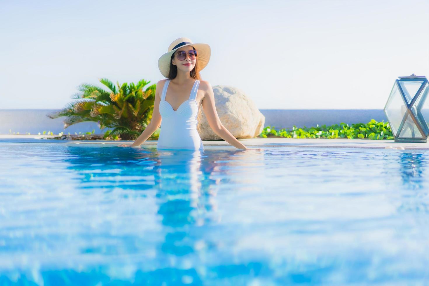 mulher relaxante na piscina foto