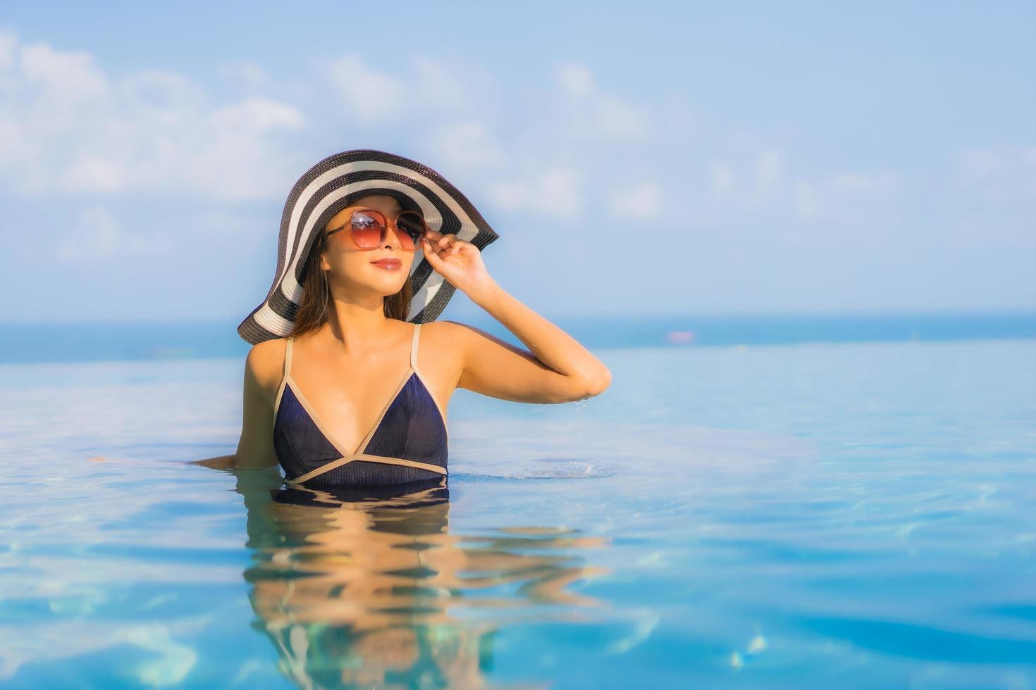 mulher relaxante na piscina foto