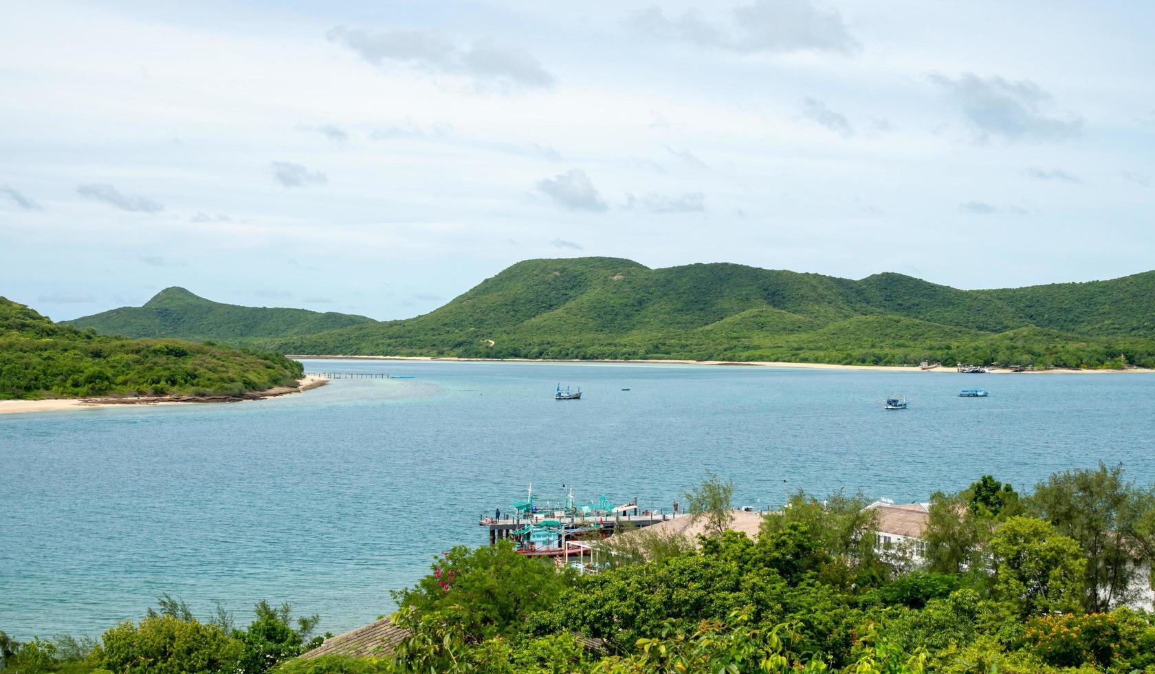 vista de alto ângulo do mar há comunidades abaixo também. tailândia foto