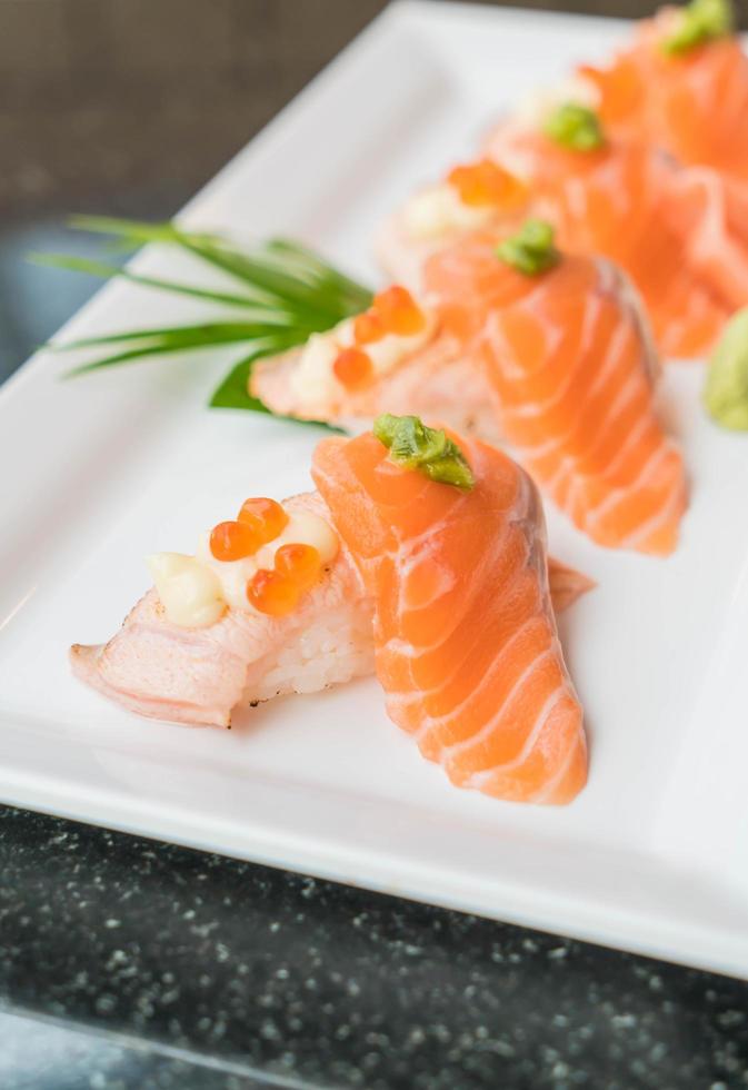 prato de sushi de salmão fresco foto