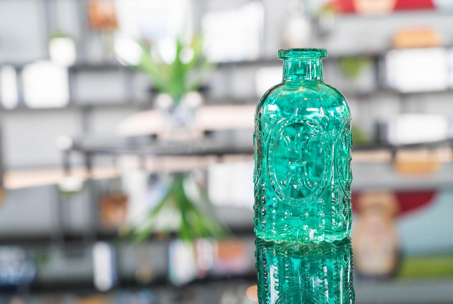 frasco de vidro verde na mesa foto
